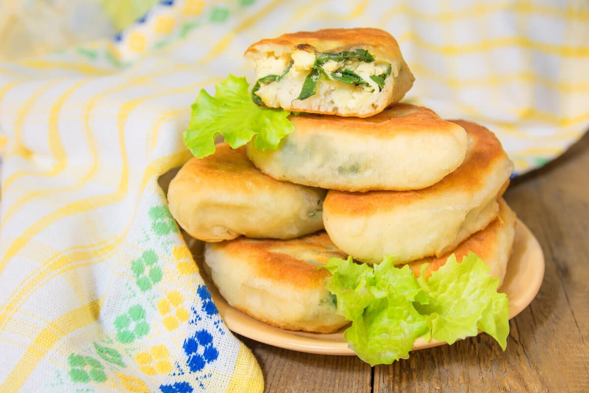 Gebratene russische Teigtaschen - Piroschki mit Zwiebeln und Eiern