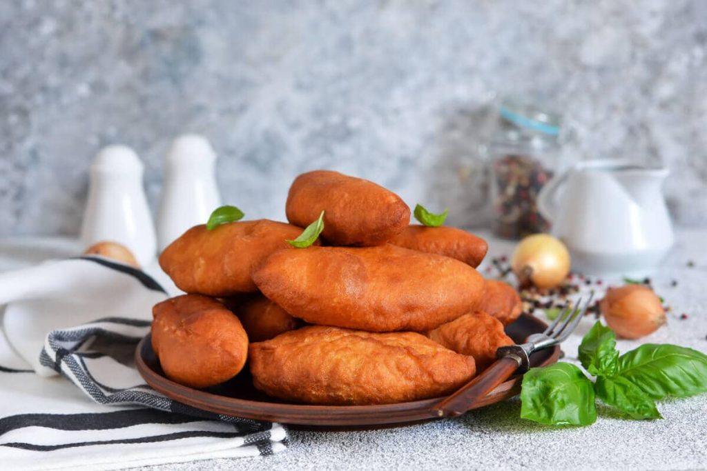 Gebratene russische Teigtaschen mit Kartoffeln und Zwiebeln