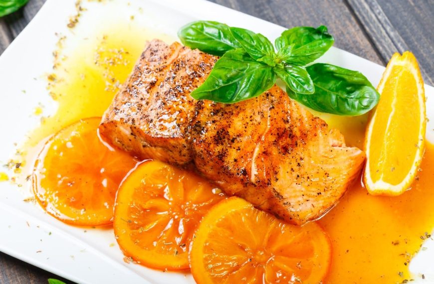Gebratener Lachs mit Orangensauce, Knoblauch und Honig