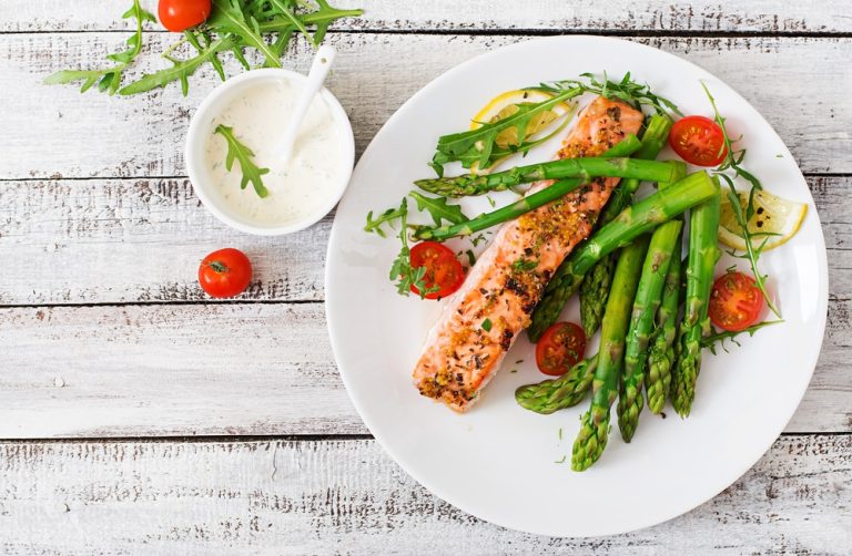 Gebratener Lachs mit grünem Spargel