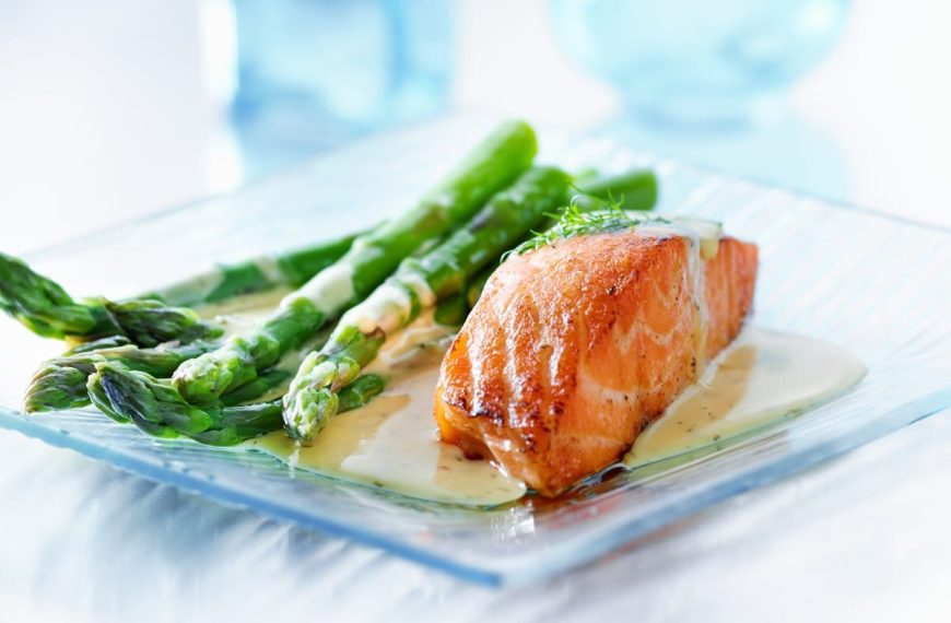 Gebratener Lachs mit grünem Spargel und Weißweinsoße