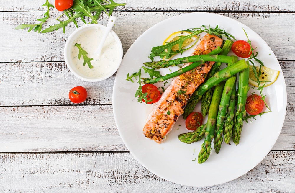 Gebratener Lachs mit grünem Spargel