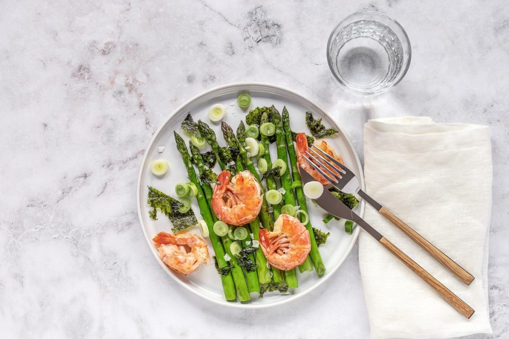 Gebratener grüner Spargel mit Shrimps