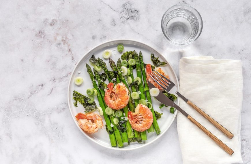 Gebratener grüner Spargel mit Shrimps