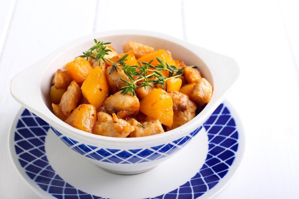 Gebratenes Hähnchen mit Zwiebeln in Aprikosensauce