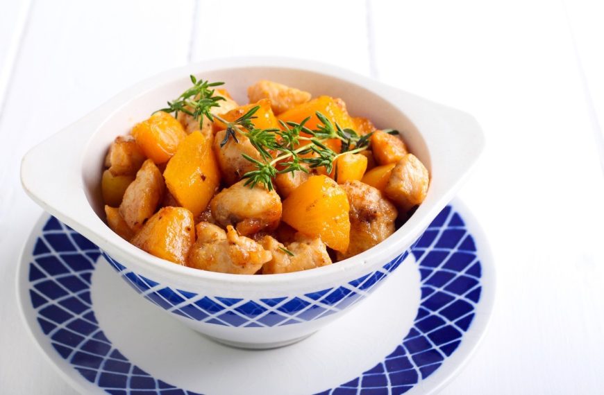 Gebratenes Hähnchen mit Zwiebeln in Aprikosensauce