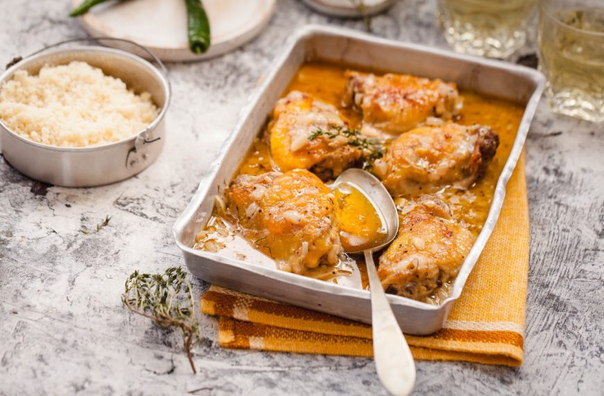 Gebratenes Hähnchen mit Zwiebeln und Natron
