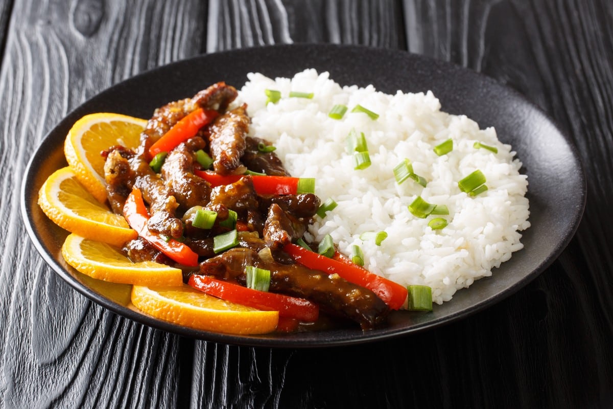 Gebratenes Rindfleisch mit Paprika und Knoblauch in Orangensauce