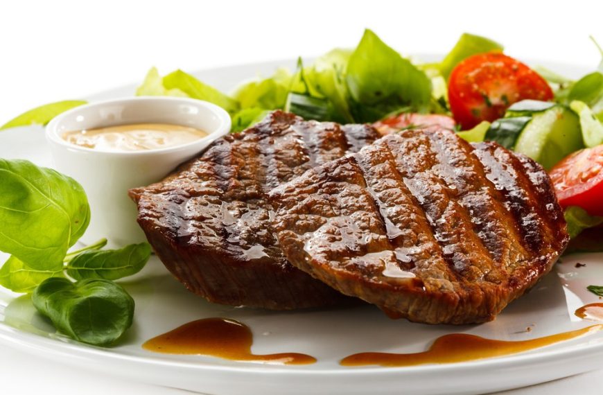 Gebratenes Rumpsteak mit Zwiebeln aus der Pfanne