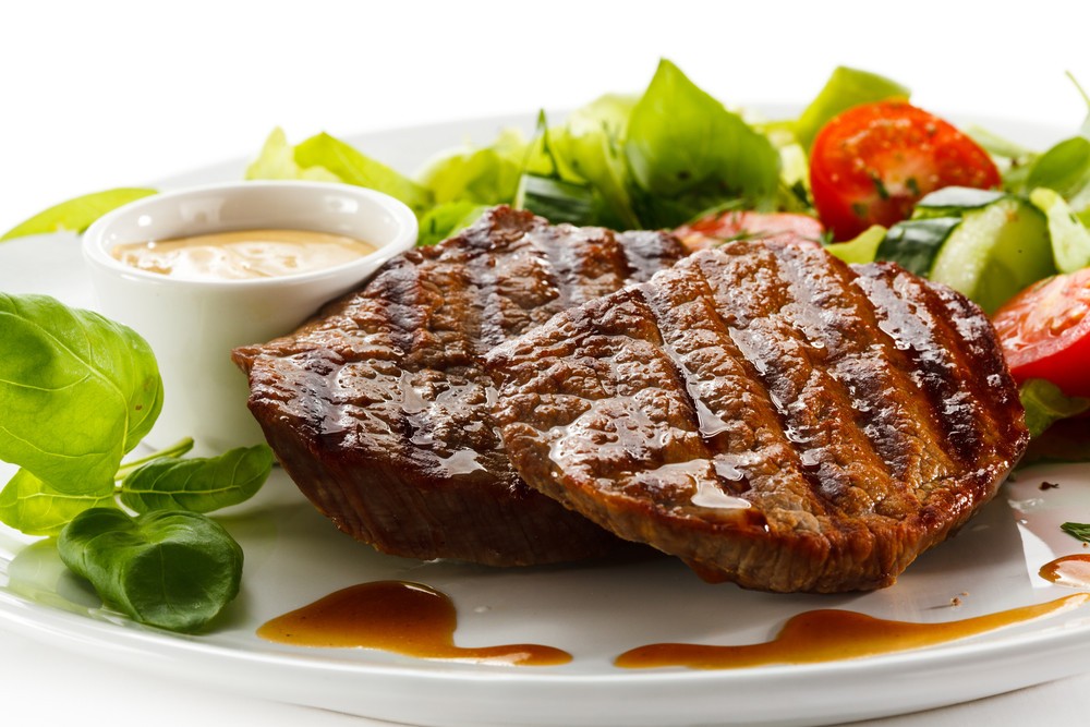 Gebratenes Rumpsteak mit Zwiebeln aus der Pfanne