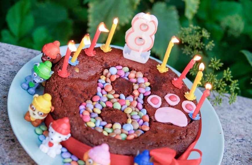 Geburtstagskuchen aus Schokolade mit Smarties