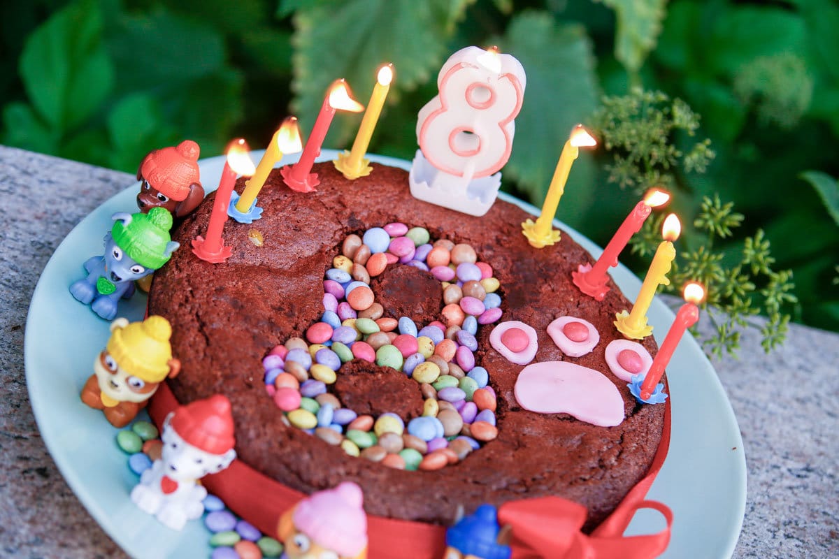 Geburtstagskuchen aus Schokolade mit Smarties
