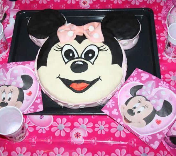 Geburtstagstorte Minnie Mouse mit Buttercreme und Fondant