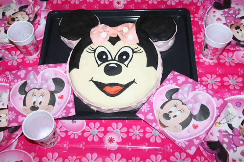 Geburtstagstorte Minnie Mouse mit Buttercreme und Fondant