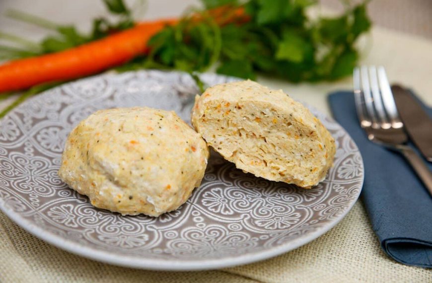 Gedämpfte Hähnchenfrikadellen mit Zwiebeln, Karotten und Grieß