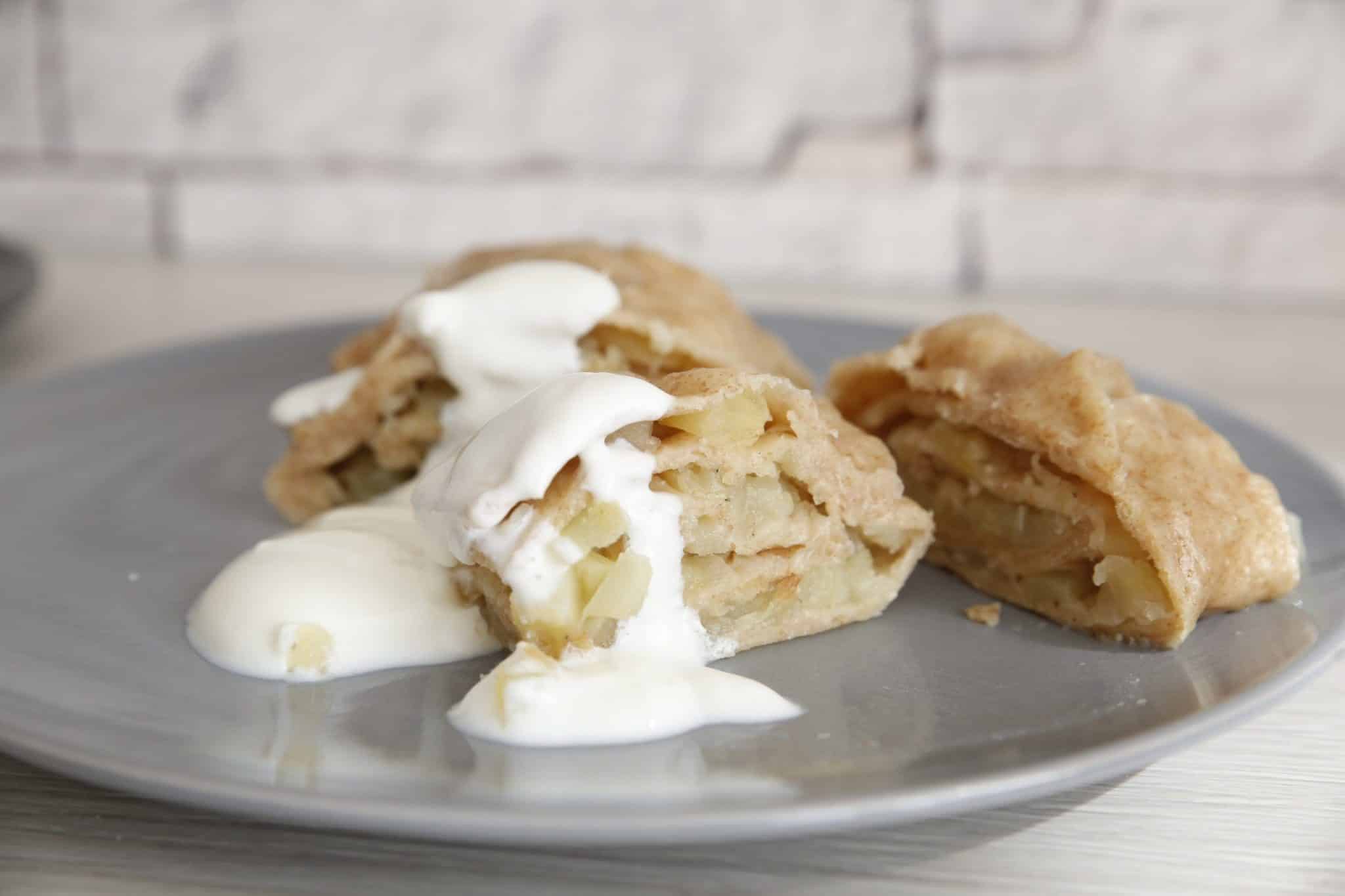 Gedämpfte Kartoffelrolle mit Zwiebeln aus zartem Teig