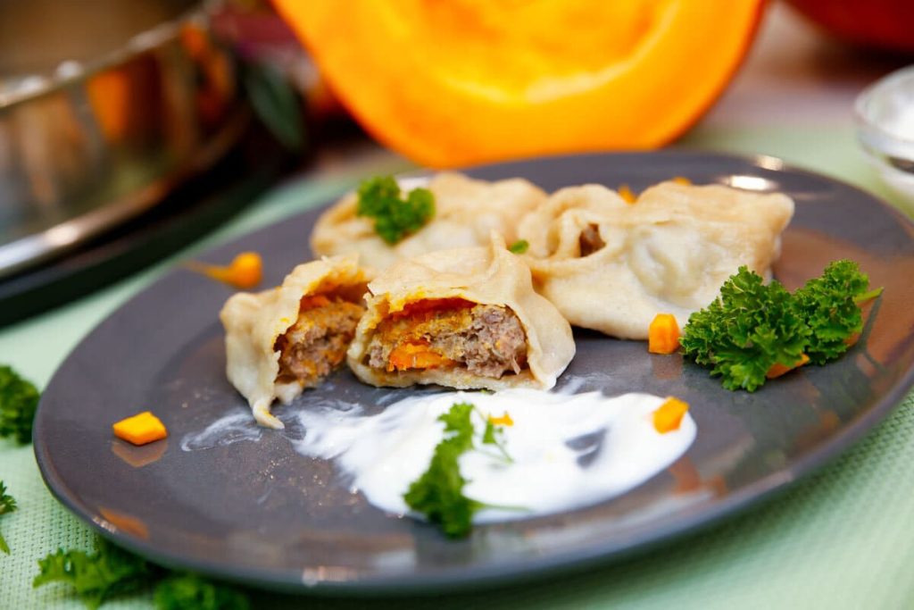 Gedämpfte Teigtaschen mit Hackfleisch, Zwiebeln und Kürbis