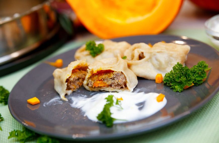 Gedämpfte Teigtaschen mit Hackfleisch, Zwiebeln und Kürbis