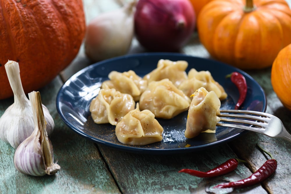 Gedämpfte russische Teigtaschen Manti mit Kürbis und Zwiebeln