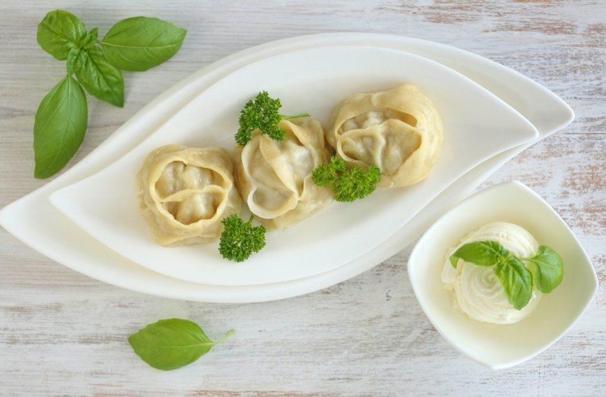 Gedämpfte russische Teigtaschen mit Fleisch