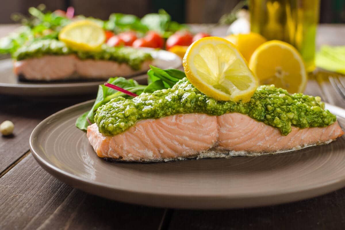 Gedämpfter Lachs mit Brokkoli Pesto und Parmesan