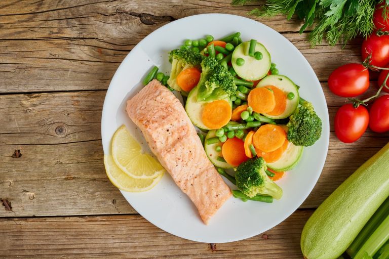 Gedämpfter Lachs mit Dill und Zitrone