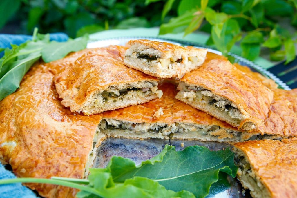 Gedeckter Apfelkuchen mit Sauerampfer