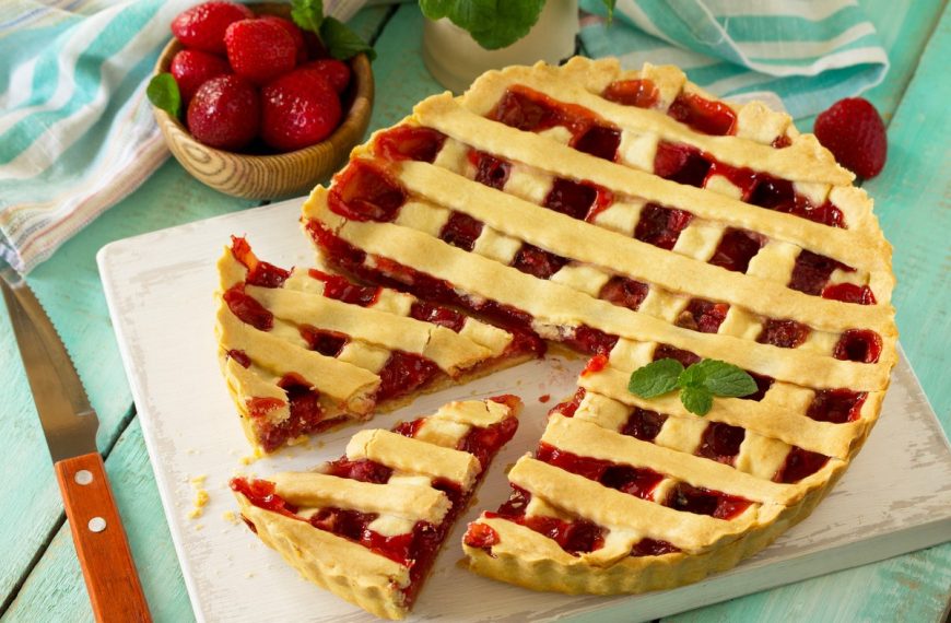 Gedeckter Erdbeerkuchen mit Mandeln und Orangensaft