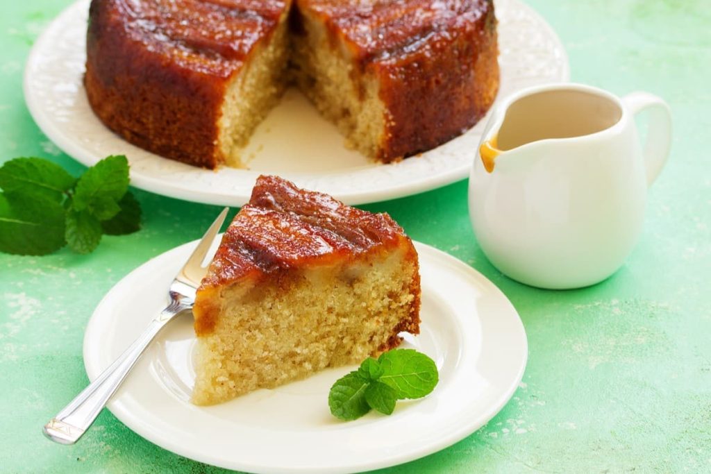 Gedrehter aromatischer Bananenkuchen mit Sahne und Karamell