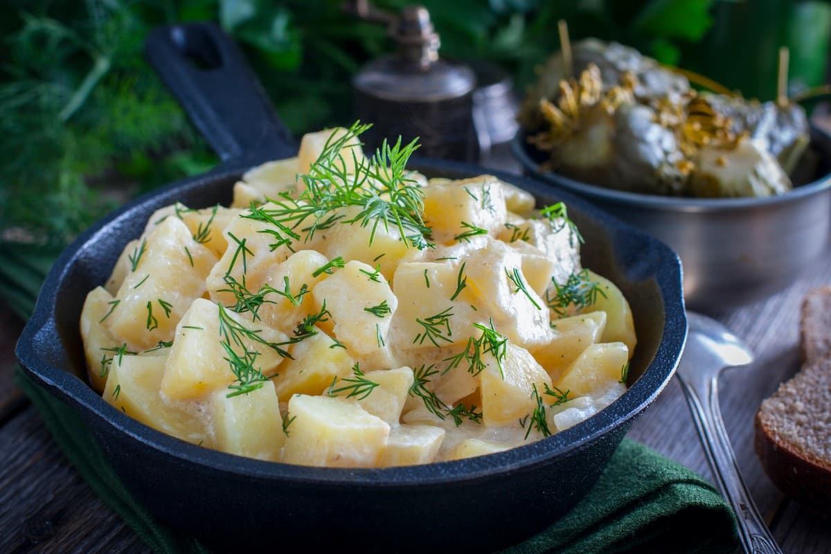 Gedünstete Kartoffeln mit Milch und Butter aus der Pfanne