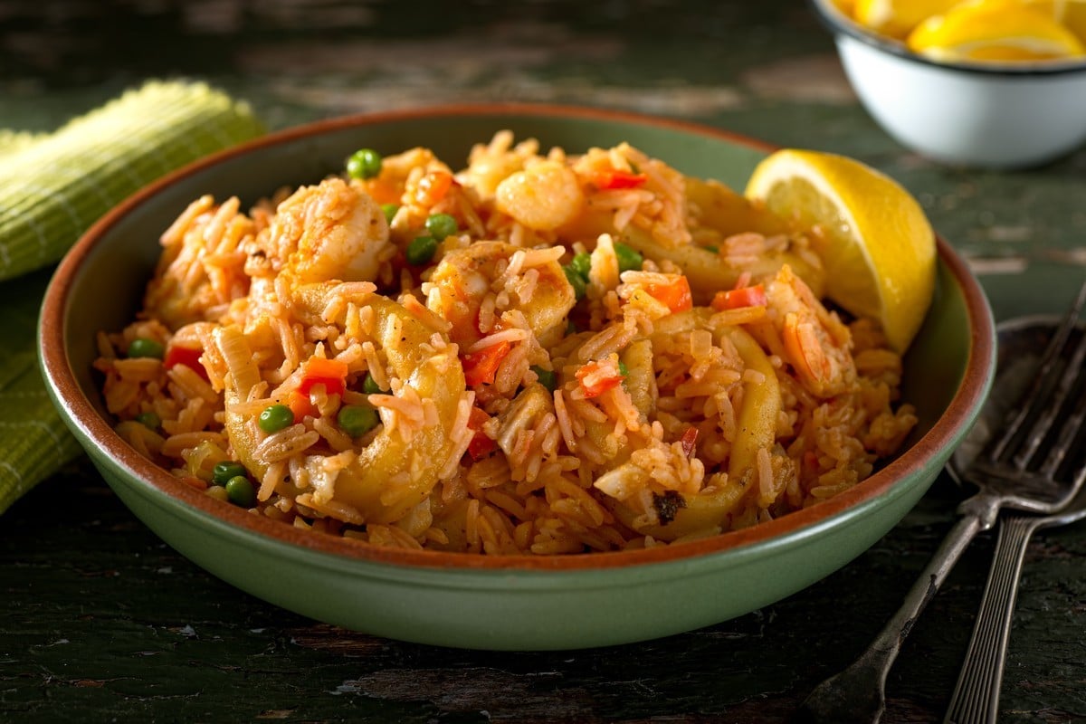 Gedünsteter Reis mit Meeresfrüchten und Paprika