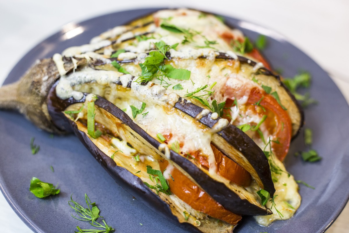 Gefüllte Aubergine gefächert mit Tomate Mozzarella