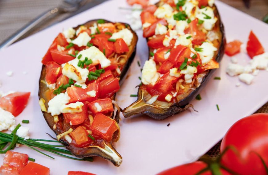 Gefüllte Aubergine mit Tomaten und Feta im Ofen