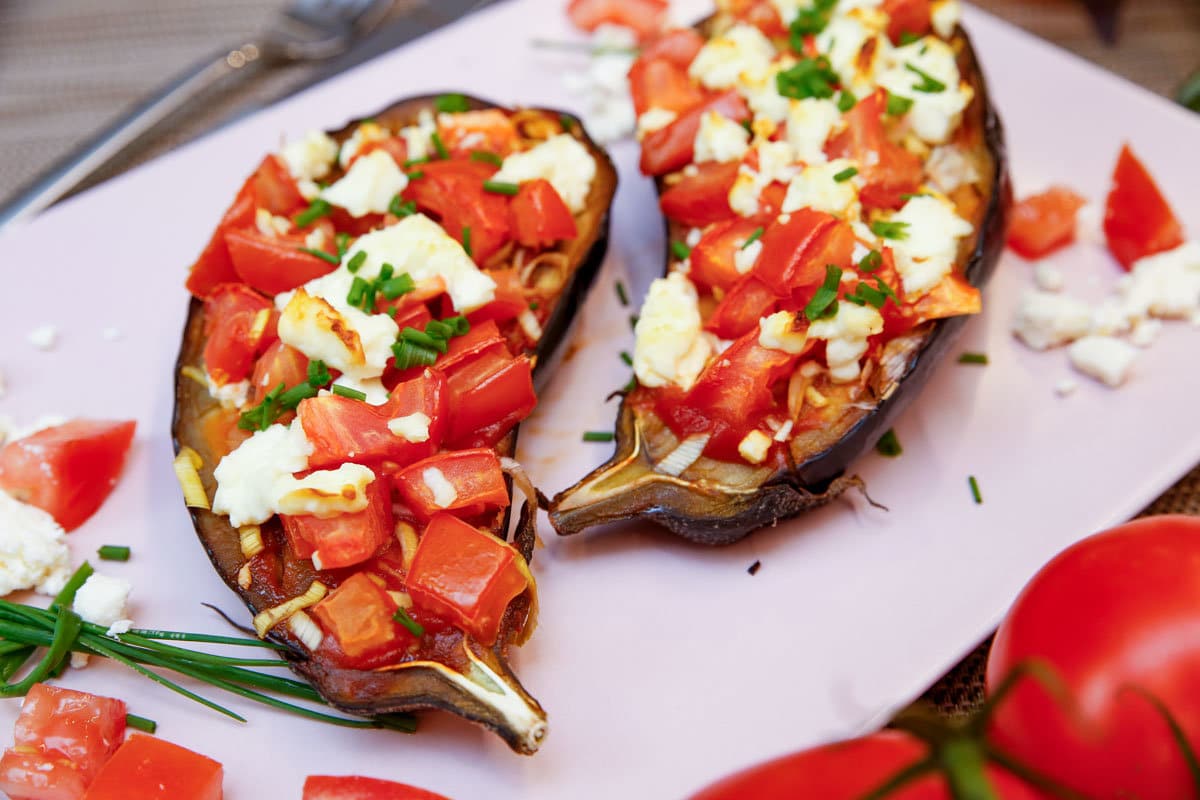 Gefüllte Aubergine mit Tomaten und Feta im Ofen