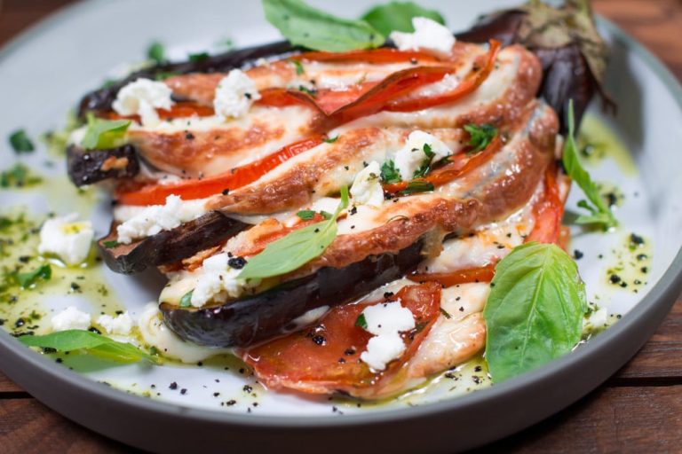 Gefüllte auberginen mit tomaten, mozzarella und scamorza