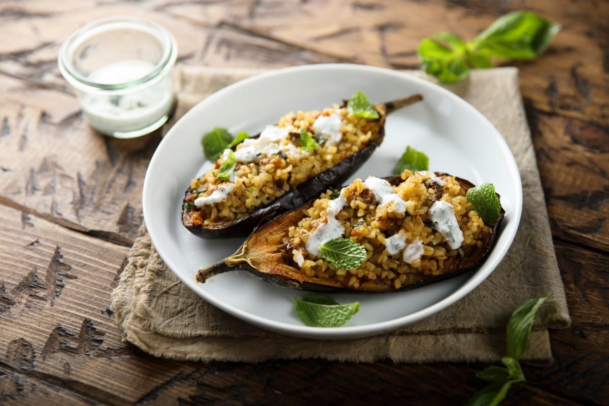 Gefüllte Auberginen mit Bulgur, griechischen Joghurt und Sultaninen