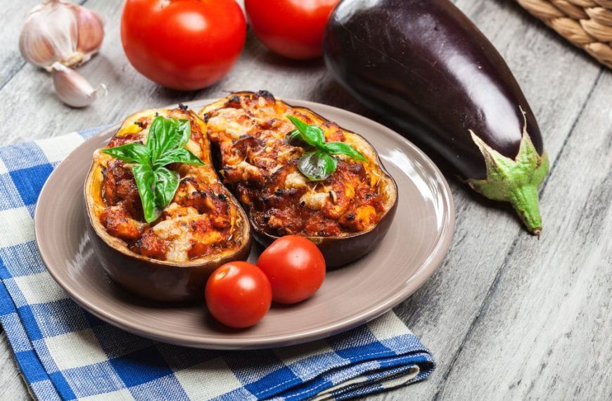 Gefüllte Auberginen mit Fleisch und Gemüse