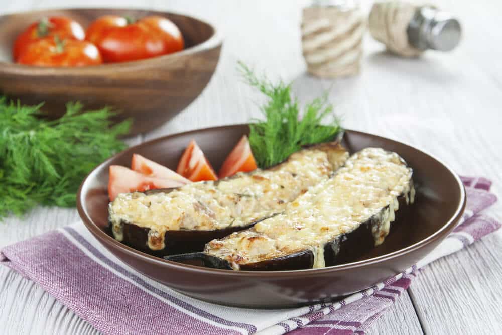 Gefüllte Auberginen mit Hackfleisch und Paprika im Ofen