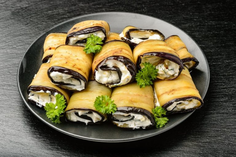 Gefüllte Auberginenröllchen mit Mayonnaise, Käse und Knoblauch