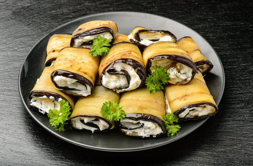 Gefüllte Auberginenröllchen mit Mayonnaise, Käse und Knoblauch