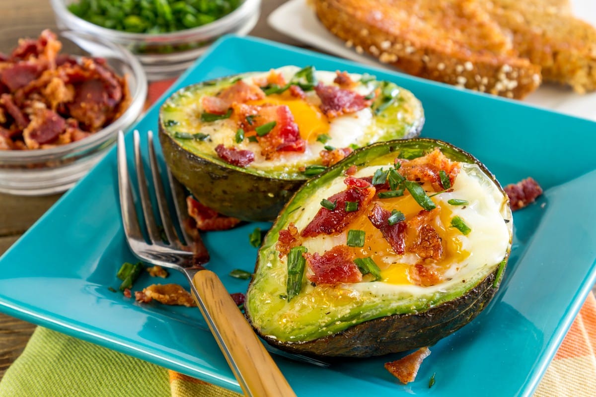 Gefüllte Avocado mit Ei und Bacon im Ofen – Tolle Frühstücksidee