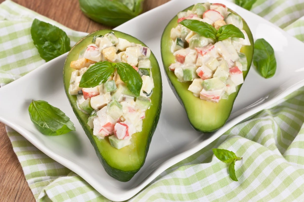 Gefüllte Avocado mit Krabbenstäbchen