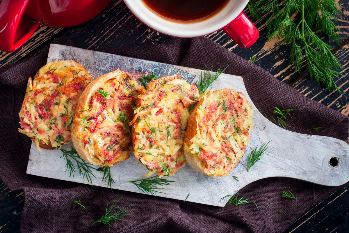 Gefüllte Baguettescheiben mit Kartoffeln und Fleischwurst