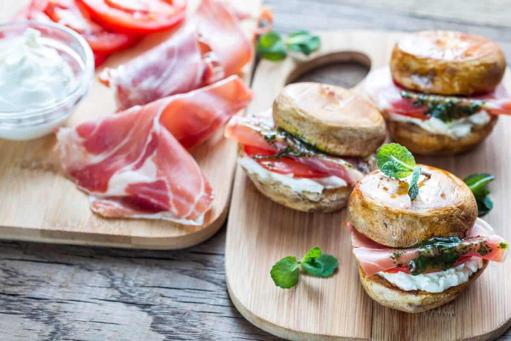 Gefüllte Champignons mit Frischkäse und Speck im Backofen