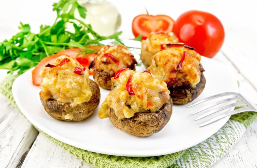 Gefüllte Champignons mit Hackfleisch und Paprika
