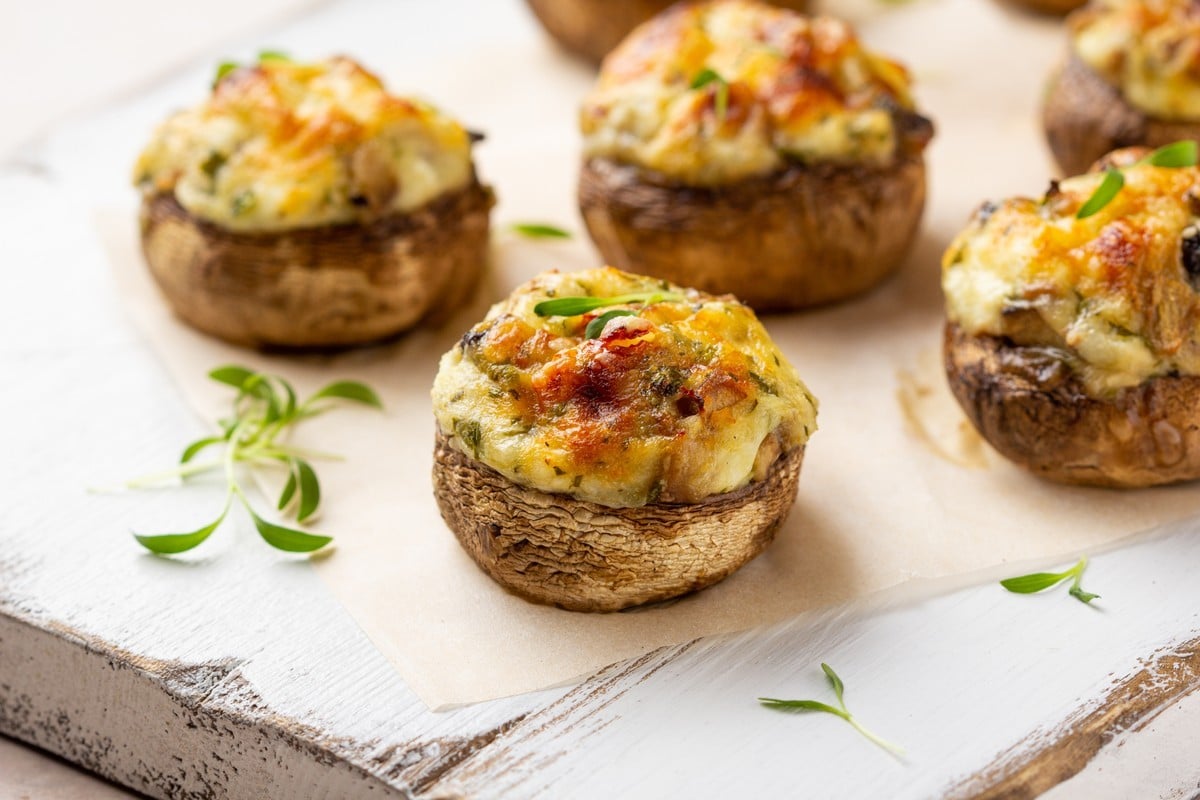 Gefüllte Champignons mit Hähnchen und Zwiebeln