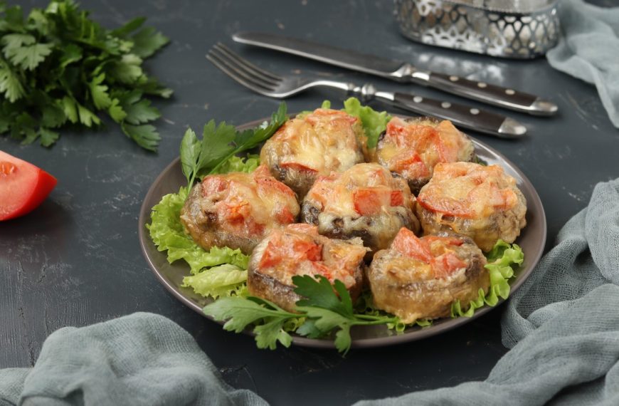 Gefüllte Champignons mit Käse und Tomaten