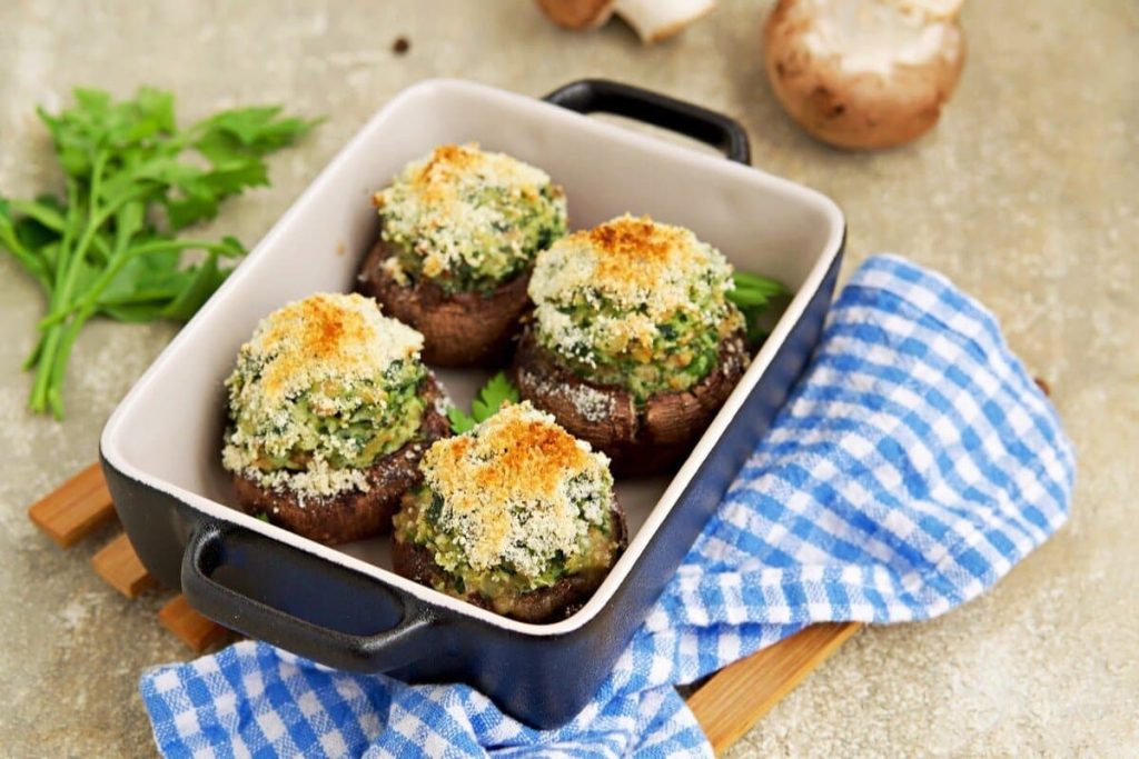 Gefüllte Champignons mit Spinat und Käse im Backofen