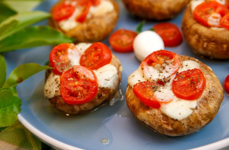 Gefüllte Champignons mit Tomaten und Mozzarella – Low Carb Champignons
