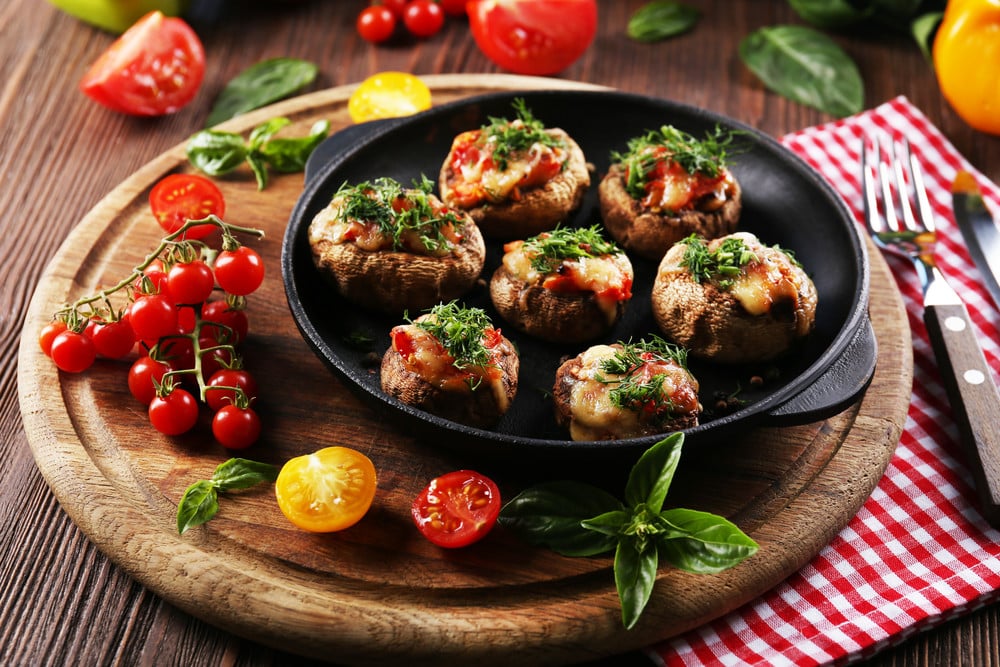 Gefüllte Champignons mit Tomaten und Mozzarella